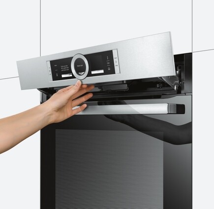 Bosch bietet auch Backöfen mit Dampfgarfunktion: Hinter der Bedienblende verbirgt sich der Wasserbehälter. (Fotos: Robert Bosch Hausgeräte GmbH) Bosch bietet auch Backöfen mit Dampfgarfunktion: Hinter der Bedienblende verbirgt sich der Wasserbehälter. (Fotos: Robert Bosch Hausgeräte GmbH)